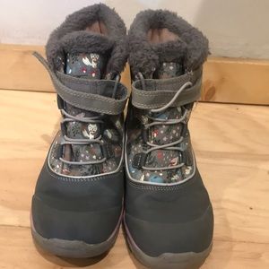 See Kai Run waterproof winter boots kids size 4.